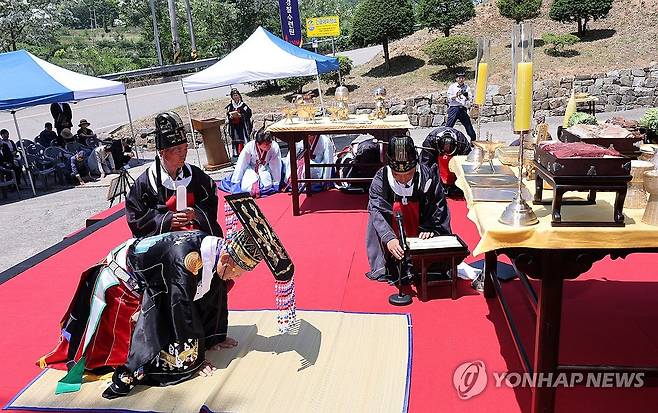 고려 마지막 왕 공양왕 봉제 (삼척=연합뉴스) 14일 강원 삼척시 근덕면 궁촌리 공양왕릉(강원특별자치도 기념물)에서 고려의 마지막 왕 공양왕의 넋을 기리는 '공양왕 봉제'가 거행되고 있다. 2025.5.14 [삼척시 제공. 재판매 및 DB 금지] yoo21@yna.co.kr