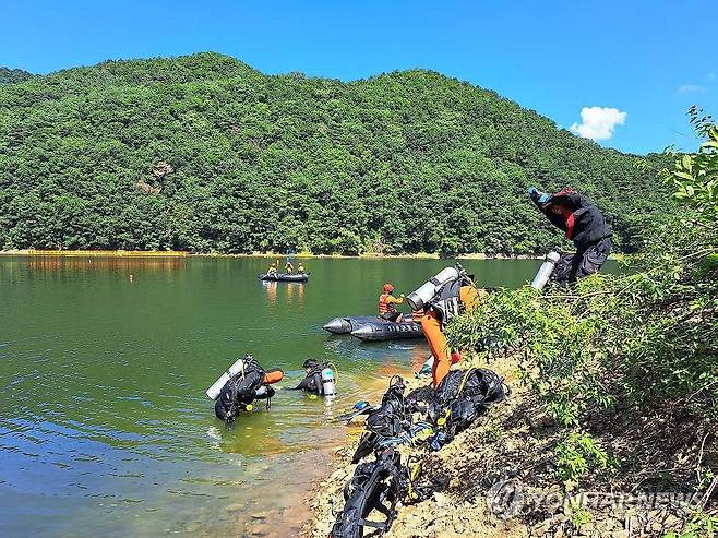 홍천 대룡저수지 실종자 수색 작업  [홍천소방서 제공. 재판매 및 DB 금지]