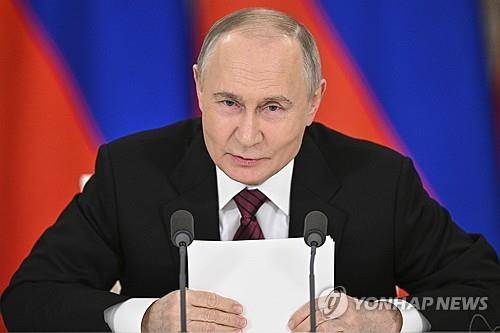 블라디미르 푸틴 러시아 대통령 (모스크바 리아노보스티 AP=연합뉴스 자료사진) 2025년 5월 11일 모스크바 크렘린궁에서 블라디미르 푸틴 러시아 대통령이 기자들에게 얘기하고 있다. (Sergei Bobylev/Photo host agency RIA Novosti via AP) 2025.5.14.