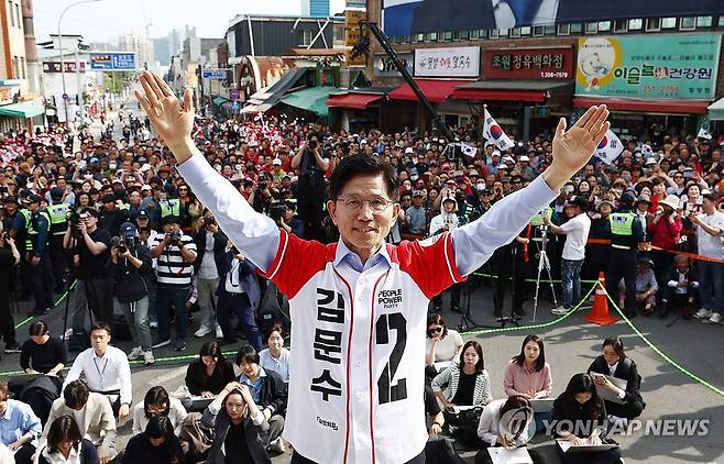 김문수 후보, 밀양관아앞 유세 (밀양=연합뉴스) 박동주 기자 = 국민의힘 김문수 대선 후보가 14일 경남 밀양시 밀양관아앞에서 유세하고 있다. 2025.5.14 [공동취재] pdj6635@yna.co.kr
