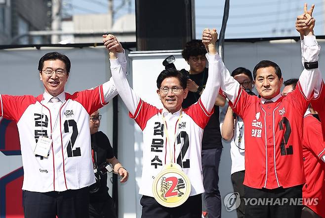 진주광미사거리에서 유세하는 김문수 후보 (진주=연합뉴스) 박동주 기자 = 국민의힘 김문수 대선 후보가 14일 경남 진주시 진주광미사거리에서 유세를 하고 있다. 2025.5.14 [공동취재] pdj6635@yna.co.kr