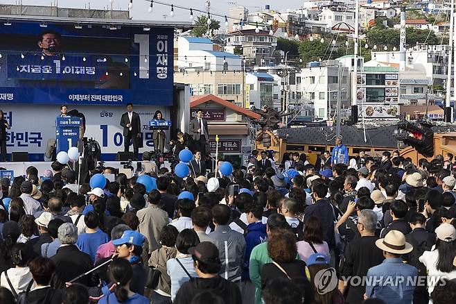통영 유세에서 연설하는 이재명 후보 (통영=연합뉴스) 황광모 기자 = 더불어민주당 이재명 대선후보가 14일 경남 통영시 강구안 문화마당에서 열린 유세에 참석해 지지를 호소하는 연설을 하고 있다. 2025.5.14 hkmpooh@yna.co.kr