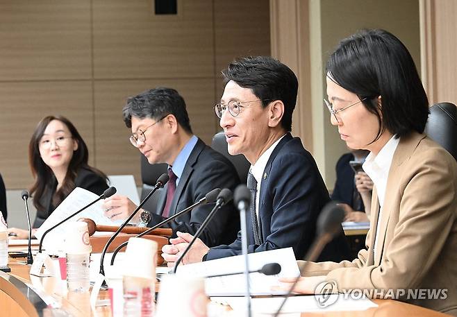 제18차 경제교육관리위원회 (서울=연합뉴스) 김윤상 기획재정부 차관이 14일 서울 중구 예금보험공사에서 열린 '제18차 경제교육관리위원회'에서 모두발언을 하고 있다. 2025.5.14 [기획재정부 제공. 재판매 및 DB 금지] photo@yna.co.kr