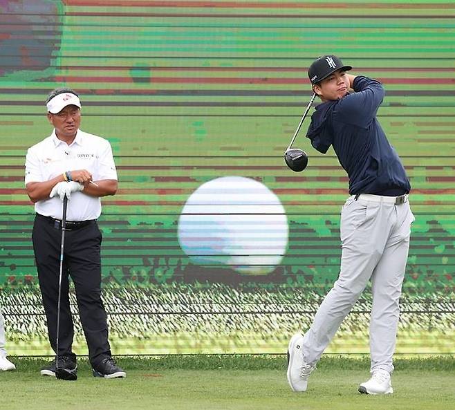 장유빈 티샷 바라보는 최경주(왼쪽) [KPGA 제공. 재배포 및 DB 금지]