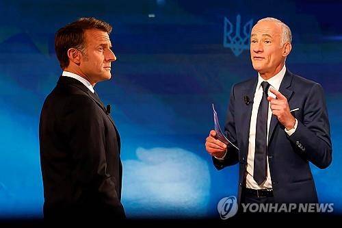 TF1 진행자로부터 2032년 대선 출마 가능성 질문받은 마크롱 [EPA 연합뉴스 자료사진. 재판매 및 DB 금지]