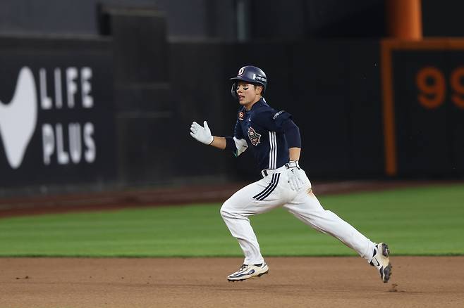 달리는 오명진 (서울=연합뉴스) 두산 내야수 오명진이 14일 대전 한화생명볼파크에서 열린 한화와의 방문 경기, 8회에 3루타를 치고 질주하고 있다. [두산 베어스 제공. 재판매 및 DB금지]