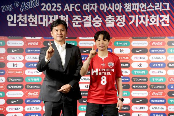 인천 현대제절 허정재 감독(왼쪽)과 주장 장창. /한국여자축구연맹 제공