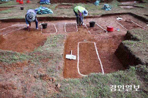 유해발굴 작업자들이 개토 작업을 하고 있다. 사진/임열수기자 pplys@kyeongin.com