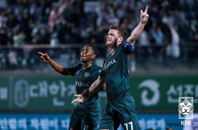 14일 김포솔터축구장서 열린 2025 하나은행 코리아컵대회 16강전서 포항을 상대로 결승골을 터트린 김포FC의 채프먼이 세리머니를 펼치고 있다. 사진=대한축구협회