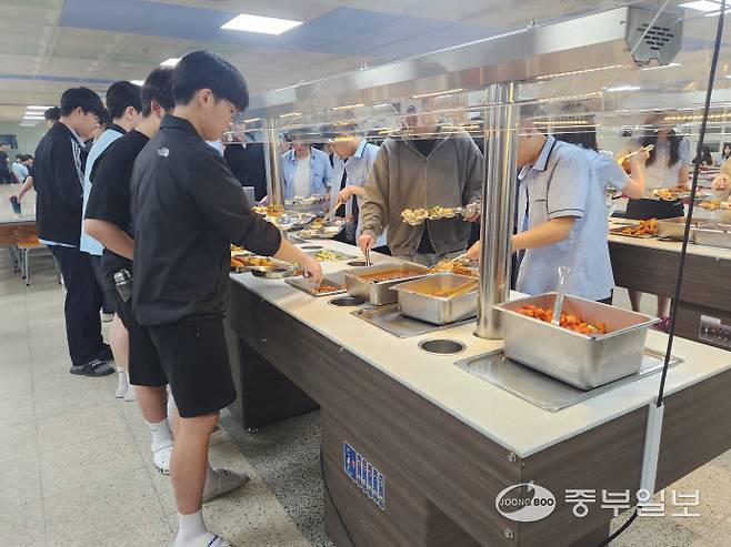 조원고등학교 학생들이 불고기·참치토핑 유부초밥 메뉴를 선택해 급식판에 담고 있다. 신연경기자