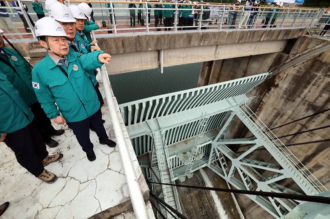 한국수자원공사는15일 윤석대 사장 주재로 전국 20개 다목적댐 관리자 42명이 참석한 가운데 충주댐에서 전사 합동 홍수대책회의를 개최했다. 이성희 기자