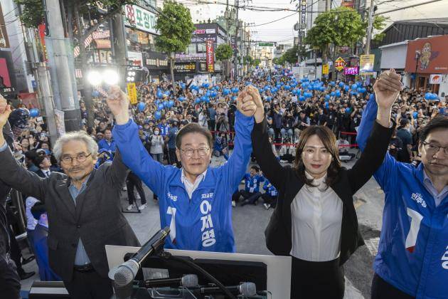 더불어민주당 이재명 대선후보가 14일 경남 거제시에서 열린 유세에서 유세차에 올라 지지자들에게 인사하고 있다. 이 후보는 15일부터 전남지역 선거 유세를 시작한다. /연합뉴스