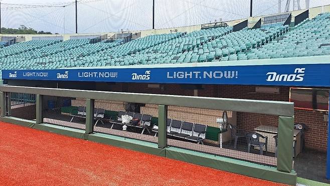 NC 다이노스 안내판으로 변경돼 있는 덕아웃.