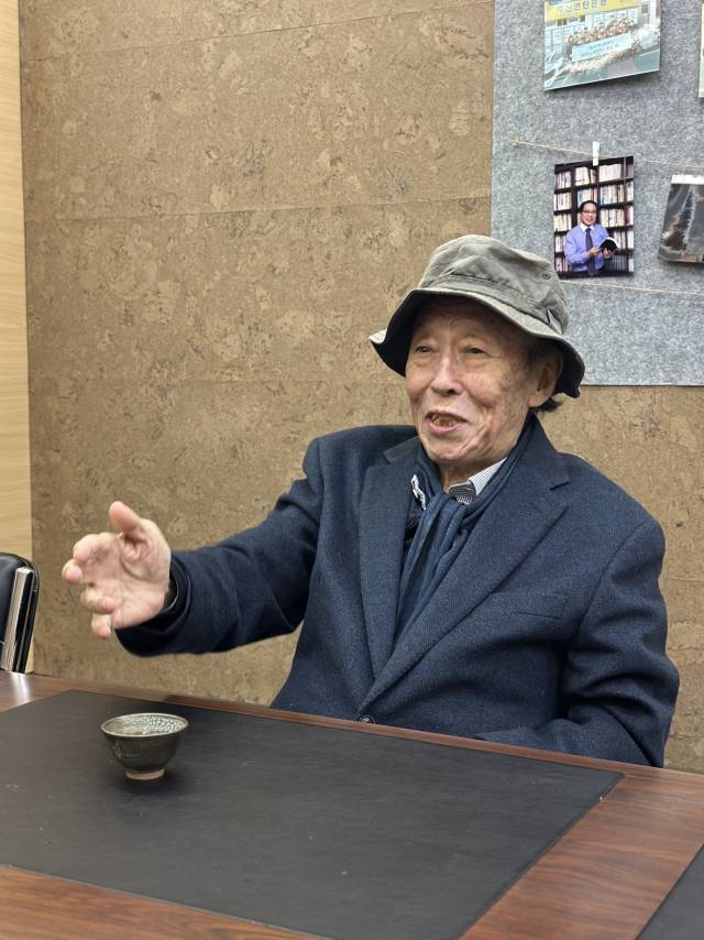 지난달 14일 갤러리범향에서 열린 ‘윤후명 문학과 미술의 만남전’ 개막식에 참석한 윤후명 소설가 겸 시인. 김은영 기자