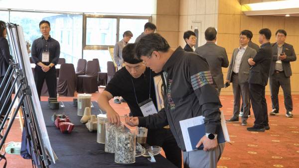 철강슬래그위원회가 지난 15일 아산 온양관광호텔에서 회원사를 비롯해 환경부, 지자체, 공공기관, 수요업계 관계자들을 초청하여 '슬래그의 가치 및 활용 확대를 위한 순회설명회'를 개최했다.