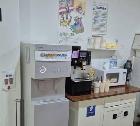 다온나그래 식음료대. 전자렌지에 편의점 김밥을 데워먹거나 라면 등을 먹을 수도 있다. 금민아 인턴