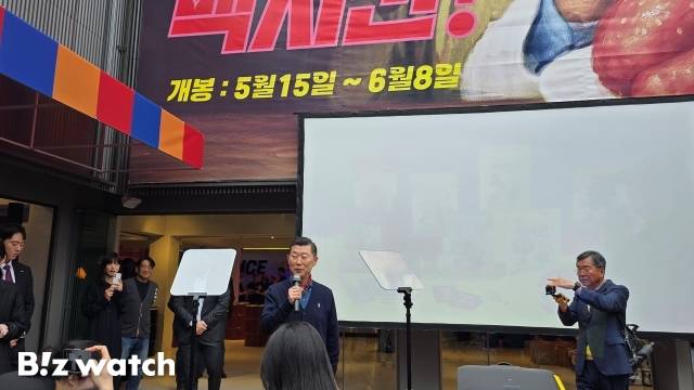 김홍국 하림 회장이 15일 서울 성수동 하림 맥시칸 팝업스토어에 방문해 발표하고 있다. /사진=김지우 기자 zuzu@