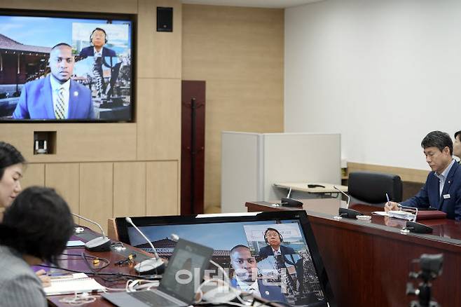 신상진 성남시장이 14일 오전(한국시간) 미국 노스캐롤라이나주 하이포인트(High Point)의 시릴 제퍼슨(Cyril Jefferson) 시장과 화상회의를 하고 있다.(사진=성남시)