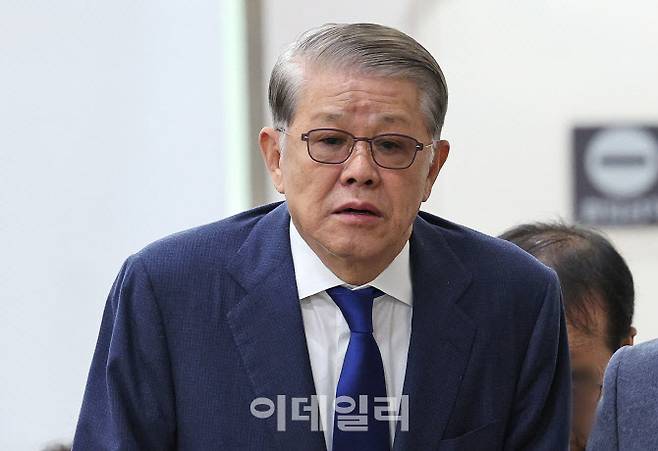 ‘2200억대 횡령·배임’ 혐의로 재판에 넘겨진 최신원 전 SK네트웍스 회장이 지난 1월 16일 오후 서울 서초구 서울고등법원에서 열린 항소심에 출석하고 있다. (사진=뉴스1)