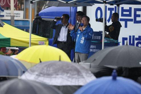 이재명 더불어민주당 대통령 후보가 ‘이순신 호국 벨트’ 유세차 15일 오후 전남 여수시 이순신 광장을 찾아 지지를 호소하고 있다. (사진=뉴스1)