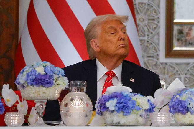 도널드 트럼프 미국 대통령이 15일(현지시간) 카타르 도하에서 열린 비즈니스 조찬 모임에 참석하고 있다. (사진=로이터)