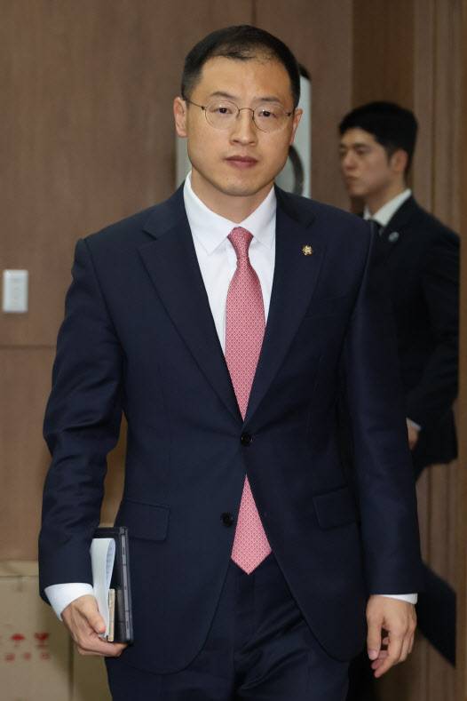 국민의힘을 탈당한 무소속 김상욱 의원이 15일 서울 여의도 국회 소통관에서 더불어민주당 이재명 대선 후보에 대한 지지 선언을 하기 위해 발언대로 향하고 있다. (사진=연합뉴스)