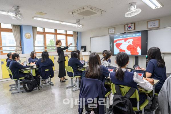 덕성여중 2학년 2반 학생들이 15일 오전 사회 수업을 듣고 있다.(사진=애플코리아)