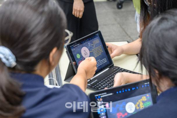 덕성여중 2학년 2반 학생들이 15일 사회 수업 중 아이패드 ‘키노트’ 앱을 활용해 협력토론을 하고 있다(사진=애플코리아)