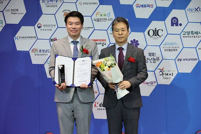 STX의 디지털 기업간거래(B2B) 플랫폼 트롤리고(TrollyGo)가 지난 14일 앰배서더 서울 풀만 호텔에서 열린 ‘2025 국가대표브랜드 대상’ 시상식에서 B2B 플랫폼 부문 2년 연속 대상을 수상했다.(사진=STX)