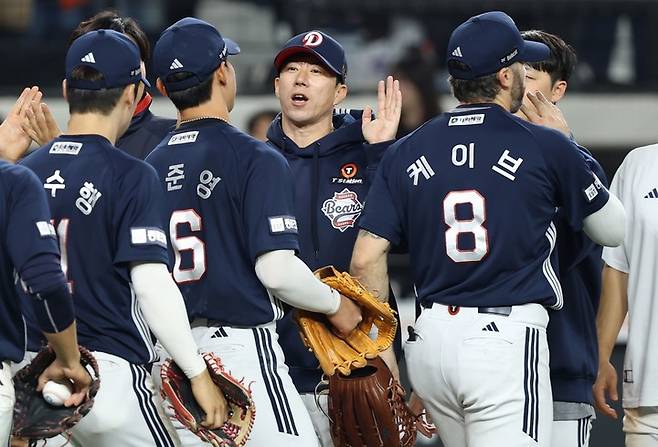 14일 한화 이글스를 상대로 승리를 거둔 뒤 기쁨을 나누는 두산 베어스 선수들