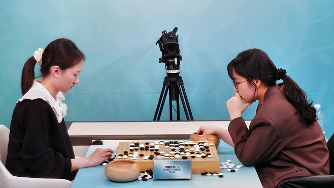 최정 9단(오른쪽)과 김은지 9단이 대국이 끝난 후 승부 과정을 복기하고 있다.(사진 K바둑 제공)