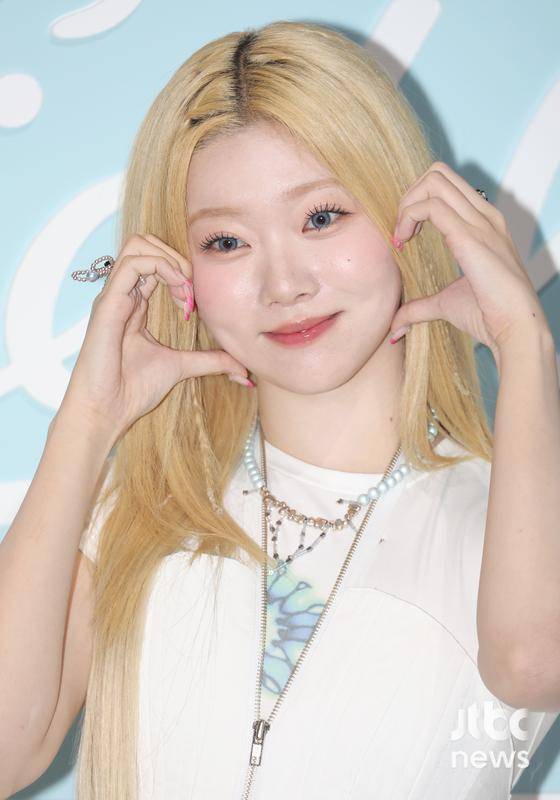 그룹 빌리 츠키가 20일 오후 서울 성동구 성수 Y173에서 한 화장품 브랜드의 베스트셀러 제품 업그레이드 출시 기념 팝업스토어 행사에 참석해 포즈를 취하고 있다. 김현우 엔터뉴스팀 기자 kim.hyunwoo3@jtbc.co.kr (콘텐트비즈니스본부)