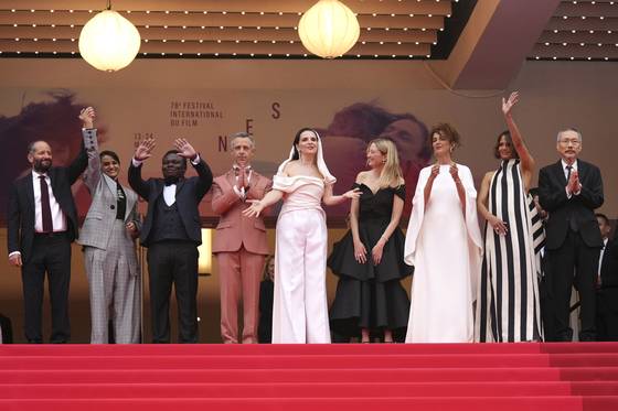 홍상수 감독이 13일(현지시간) 개막한 제78회 칸국제영화젝 경쟁부문 심사위원으로 개막식 레드카펫 등 첫 일정을 소화했다. 〈사진=연합뉴스·AP〉