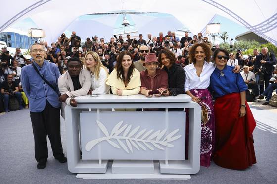 홍상수 감독이 13일(현지시간) 개막한 제78회 칸국제영화젝 경쟁부문 심사위원으로 개막식 레드카펫 등 첫 일정을 소화했다. 〈사진=연합뉴스·REUTERS〉