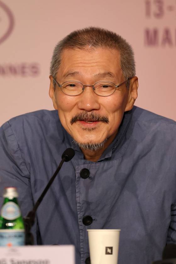 홍상수 감독이 13일(현지시간) 개막한 제78회 칸국제영화젝 경쟁부문 심사위원으로 개막식 레드카펫 등 첫 일정을 소화했다. 〈사진=연합뉴스·EPA〉