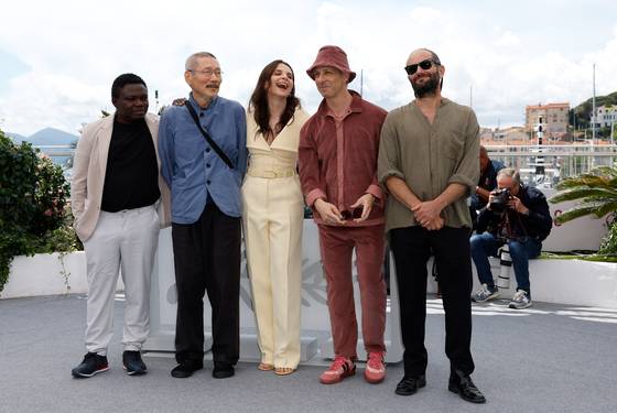 홍상수 감독이 13일(현지시간) 개막한 제78회 칸국제영화젝 경쟁부문 심사위원으로 개막식 레드카펫 등 첫 일정을 소화했다. 〈사진=연합뉴스·EPA〉