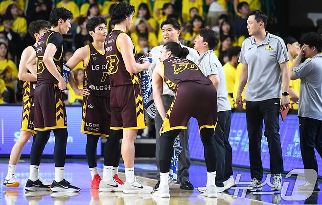 24일 경남 창원체육관에서 열린 2024∼2025시즌 프로농구 4강 플레이오프(PO) 창원 LG 세이커스와 울산 현대모비스 1차전 경기에서 창원 조상현 감독이 작전 지시를 내리고 있다. (KBL 제공. 재판매 및 DB 금지) 2025.4.24/뉴스1 ⓒ News1 김명섭 기자