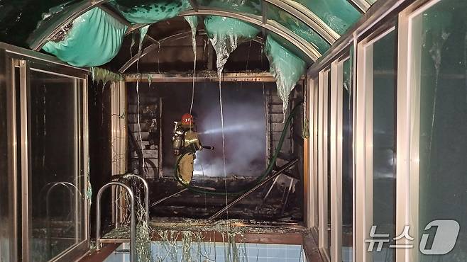 충남 태안 원북면 신두리 팬션 화재 현장. (태안소방서 제공, 재판매 및 DB금지) . 뉴스1