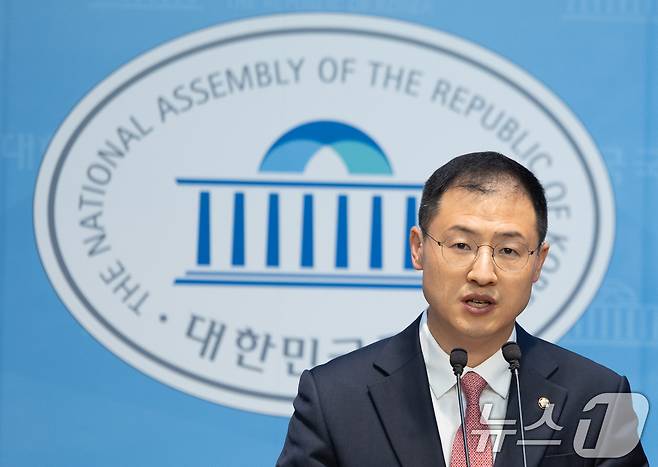 김상욱 무소속 의원이 15일 오전 서울 여의도 국회 소통관에서 기자회견을 열고 이재명 더불어민주당 대통령 후보를 공개 지지한다고 밝히고 있다. 2025.5.15/뉴스1 ⓒ News1 이재명 기자