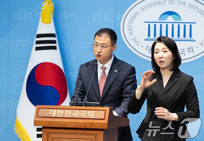 김상욱 무소속 의원이 15일 오전 서울 여의도 국회 소통관에서 기자회견을 열고 이재명 더불어민주당 대통령 후보를 공개 지지한다고 밝히고 있다. 2025.5.15/뉴스1 ⓒ News1 이재명 기자