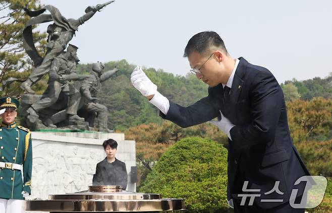 탈당 압박을 받아온 김상욱 국민의힘 의원이 8일 서울 동작구 현충원을 참배하고 있다. 김 의원은 이날 "앞으로 극우보수와 수구보수가 아닌 참 민주보수의 길을 걷겠다"면서 탈당을 선언했다. 2025.5.8/뉴스1 ⓒ News1 허경 기자