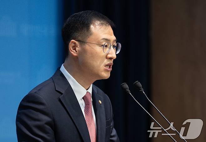 김상욱 무소속 의원이 15일 오전 서울 여의도 국회 소통관에서 기자회견을 열고 이재명 더불어민주당 대통령 후보를 공개 지지한다고 밝히고 있다. 2025.5.15/뉴스1 ⓒ News1 이재명 기자