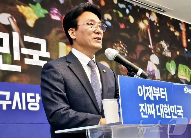 김민석 더불어민주당 상임공동선대위원장 겸 수석최고위원이 6일 대구 중구 삼덕동 민주당 대구시당에서 열린 '제21대 대통령선거 진짜대한민국 대구시당 선거대책위원회의'에 참석해 발언하고 있다. ⓒ News1 남승렬 기자