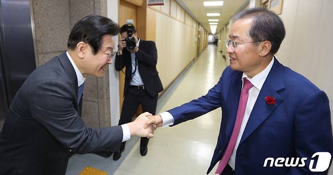 이재명 더불어민주당 대표(왼쪽)가 10일 오후 대구시청 산격청사에서 홍준표 대구시장과 면담을 마친 뒤 인사를 나누고 있다. 2023.5.10/뉴스1 ⓒ News1 공정식 기자