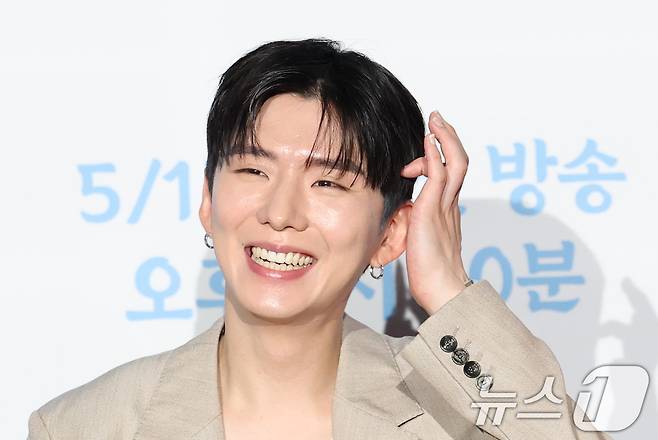 몬스타엑스 기현이 15일 오전 서울 종로구 광화문 씨네큐브에서 열린 티캐스트 E채널 예능프로그램 '류학생 어남선' 제작발표회에 참석해 수줍은 미소를 짓고 있다. '류학생 어남선'은 먹고 배우고 완성하라는 슬로건으로 류수영, 윤경호, 기현이 함께 현지로 떠나 세계의 낯선 요리를 배우고 해외의 '킥'을 넣어 요리를 완성하는 예능 프로그램이다. 2025.5.15/뉴스1 ⓒ News1 권현진 기자