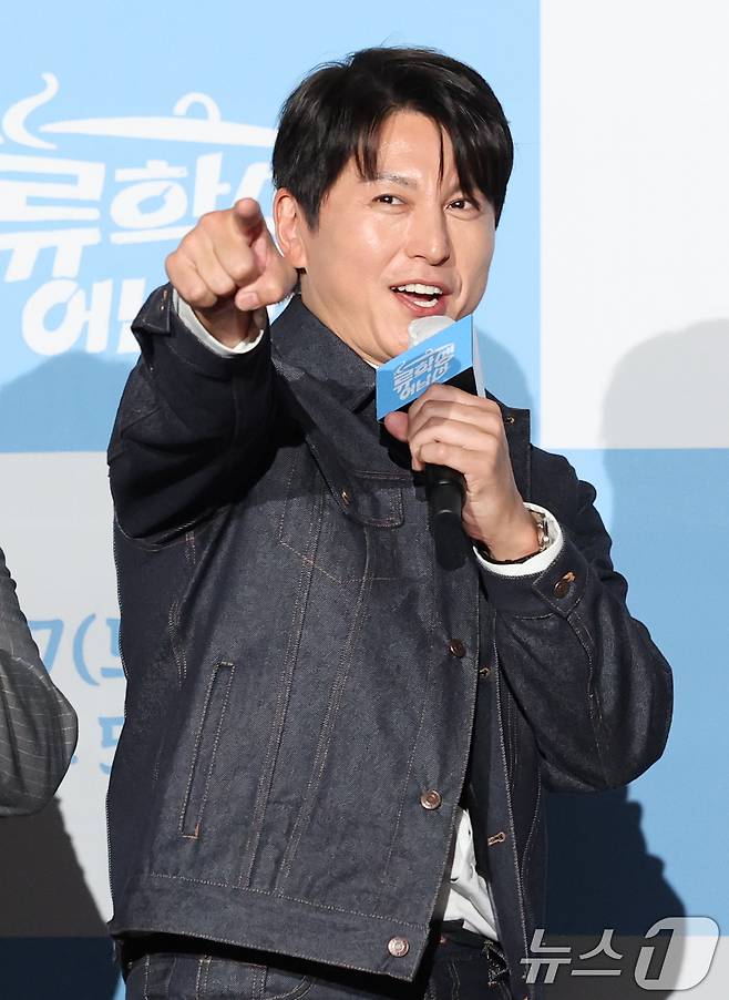 배우 류수영이 15일 오전 서울 종로구 광화문 씨네큐브에서 열린 티캐스트 E채널 예능프로그램 '류학생 어남선' 제작발표회에 참석해 인사를 하고 있다. '류학생 어남선'은 먹고 배우고 완성하라는 슬로건으로 류수영, 윤경호, 기현이 함께 현지로 떠나 세계의 낯선 요리를 배우고 해외의 '킥'을 넣어 요리를 완성하는 예능 프로그램이다. 2025.5.15/뉴스1 ⓒ News1 권현진 기자