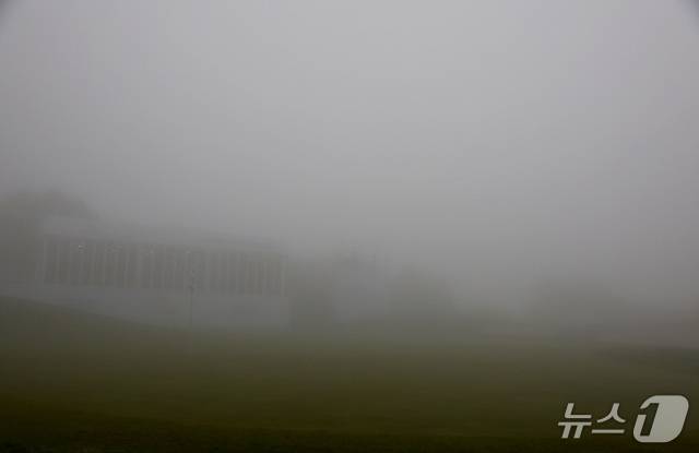 KPGA투어 SK 텔레콤 오픈 1라운드가 짙은 안개로 인해 지연됐다. 사진은 핀크스 골프클럽 18번홀 그린에 안개가 낀 모습. (KPGA 제공)