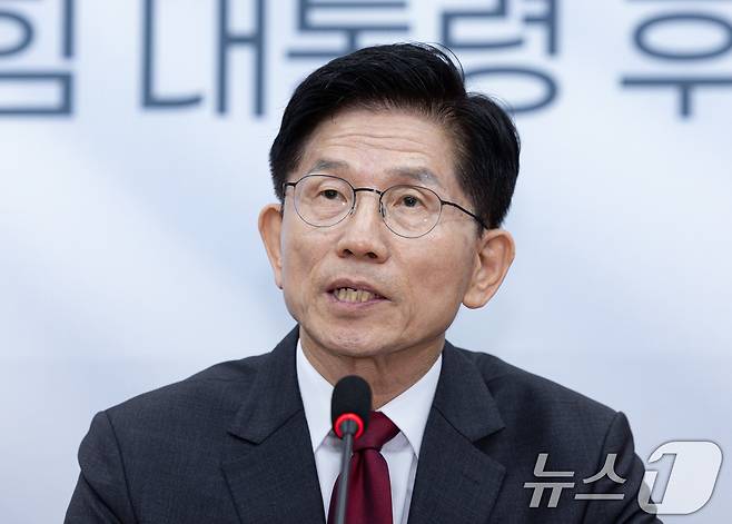 김문수 국민의힘 대통령 후보가 15일 오전 서울 여의도 국회에서 기자회견을 하고 있다. 2025.5.15/뉴스1 ⓒ News1 이재명 기자