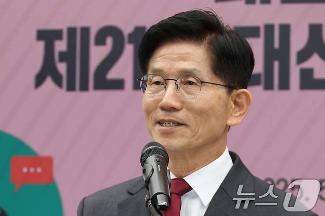 김문수 국민의힘 대통령 후보가 스승의 날인 15일 오전 서울 여의도 중앙당사에서 열린 대한민국교원조합 제12대 대선 정책제안서 전달식에서 인사말을 하고 있다. 2025.5.15/뉴스1 ⓒ News1 이광호 기자