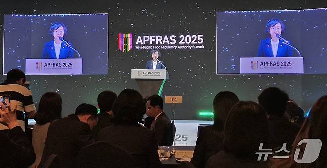 15일 제주에서 열린 '아프라스 2025' 개막식에서 오유경 식약처장(의장)이 개회사를 하고 있다. 2025.5.15/뉴스1 ⓒ News1 조유리 기자